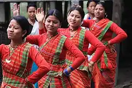 Célébration de Bihu par des femmes Mishing dans la Vallée de l'Assam.