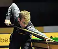 Ali Carter jouant une bille en piqué.