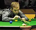 Ali Carter jouant avec le reposoir.