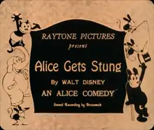 Description de l'image Alice Gets Stung title card.png.