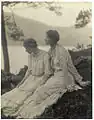 Two women under a tree (Deux femmes sous un arbre) par Alice Boughton, 1906.