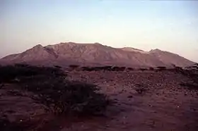 Paysage avec en troisième plan un volcan.