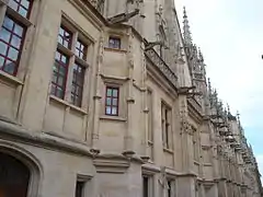 Détail de l'alignement de gargouilles sur la façade néo-gothique de la Rue aux juifs (fin XIXe s).