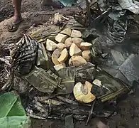 Aliments cuits (tels que des fruits de l'arbre à pain) à la sortie du four (Tahiti).