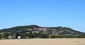 Vue du mont Auxois depuis le sud, avec le MuséoParc Alésia en bas à droite.