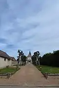 Allée de l'église Saint-Pierre.