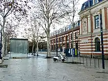 Photo de la façade du Quai des Savoirs à Toulouse.