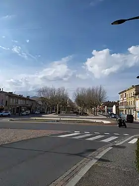 Les allées Niel à Muret avec la statue du maréchal Niel.