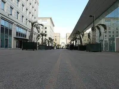 La façade nord de la piscine dans l'allée de Délos.