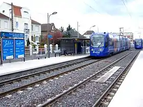 Croisement de tram-trains à Allée de la Tour.