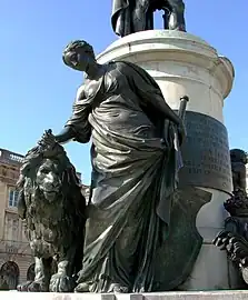 Détail du monument (à dextre) : La Loi dominant la Force, par Jean-Baptiste Pigalle.