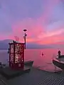 «Allô Claude», cabine téléphonique installée sur les quais de Montreux, en Suisse. Installation cinétique de Pascal Bettex en hommage à Claude Nobs, fondateur du Montreux Jazz Festival, œuvre visible à côté de la statue de Freddie Mercury.