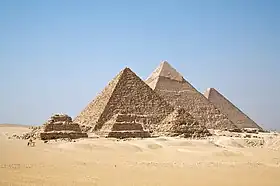 Les trois grandes pyramides du plateau de Gizeh, érigées sous la IVe dynastie.