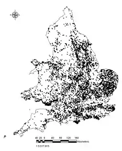 L'habitat rural breton au Haut Moyen Âge se distingue peu de l'habitat de l'âge du fer, surtout dans les zones de faible romanisation. Malgré l'utilisation de pierres sèches et la permanence de quelques villae romaines, les maisons rondes et les forteresses à talus refont massivement leur apparition (sites de Gwithian ou Pant-y-Saer) avec en parallèle l'abandon rapide des cités. Quant aux ressources numismatiques,  la répartition des pièces de monnaie romaines retrouvées en Grande-Bretagne correspond sans surprise aux zones les plus fortement romanisées.(Image de gauche : schéma à étapes du bâti d'une roundhouse à Bradbury. Image au centre : reconstitution d'une roundhouse sur le site archéologique de Brigantium. Image de droite : carte des découvertes de numéraire sur toute la période romaine en Grande-Bretagne.)