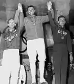 Habārovs (à droite) sur le podium olympique en 1960