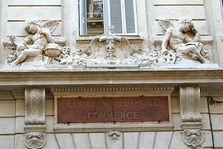 Fronton de l'École supérieure de commerce de Marseille, no 148 rue Paradis.