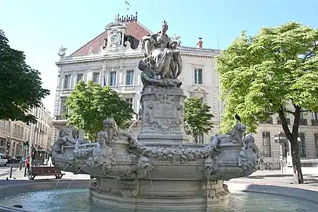 Fontaine Estrangin-Pastré ; en arrière-plan immeuble de la Banque de France à Marseille.