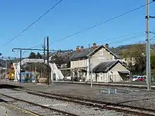 Les quais et voies de la gare.