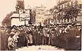 Photographie d'une foule de manifestants brandissant des pancartes.