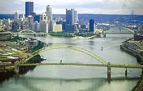 L'Allegheny (à gauche) et la Monongahela se rejoignent pour former la rivière Ohio à Pittsburgh (Pennsylvanie).