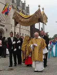 Procession du Saint-Sacrement sous un dais portatif en Belgique avec le cardinal Danneels.