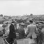 Le Premier ministre du Royaume-Uni Winston Churchill, le général Bernard Montgomery et le lieutenant-général Sir Miles Dempsey observant la destruction de Caen le 22 juillet 1944.