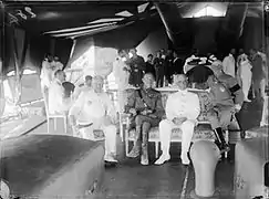 Sur l'accoudoir du Queen Elizabeth avec Lapeyrère, Ian Hamilton et  John de Robeck.