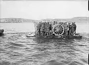 Une barge évacuant des troupes et du matériel. Le rembarquement allié, achevé en janvier 1916, est le seul succès de la campagne.