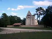 Porche et enceinte restaurée du cimetière