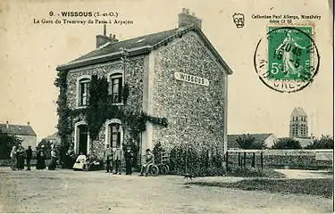 La gare de l'Arpajonnais, ligne de tramway à vapeur qui reliait Arpajon et Marcoussis à Paris de 1893 à 1936.