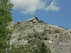 Chapelle Saint-Pierre, perchée au bord d’une piste.