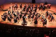 Un orchestre symphonique.