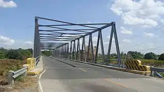 Pont sur l'Aloragat (affluent de la Bued (en) au sud de la ville).