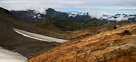 Les Grès Singuliers (à droite) au col des Fours.