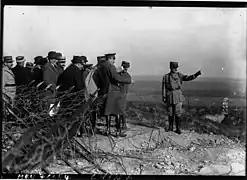 Le roi d'Espagne sur les dessus du fort de Vaux.