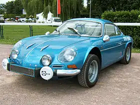 Une Alpine A110 équipée de phares antibrouillards Cibié.