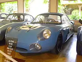 Une Alpine M63 de 1963 exposée au Manoir de l'automobile de Lohéac.