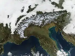 Image par satellite des Alpes alors que le Nord de l'Europe est couvert de nuages bas.