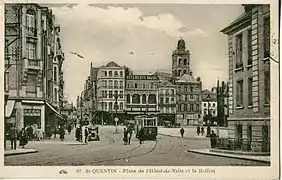 Tramway électrique sur la ligne 3, place de l'Hôtel-de-Ville, dans les années 1920.