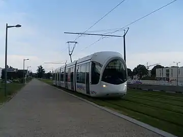 Le tramway T2 dessert le campus universitaire de Bron.