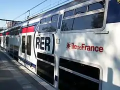 Vue latérale d'une voiture.