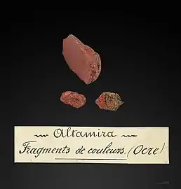 Fragments d'ocre rouge au muséum de Toulouse.