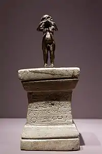 Autel dédié à l'Oxus par Atrosokès, avec Marsyas jouant de l'aulos, IIe siècle av. J.-C. Musée national des antiquités du Tadjikistan.