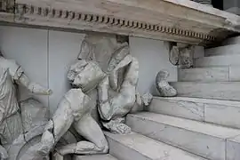 homme nu à genou sur un escalier