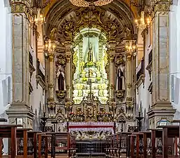 Autel de l'église Nossa Senhora do Carmo à Ouro Preto. Conception d'autel et de dorure.