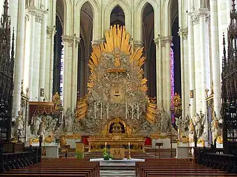 Le maître-autel surmonté d'une gloire dessinés par Pierre-Joseph Christophle et exécutés par Jean-Baptiste Dupuis au XVIIIe siècle.