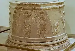 Autel du sanctuaire d'Athéna Pronaos de Delphes, IIe siècle av. J.-C. Musée archéologique de Delphes.