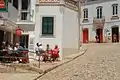 Café, rues pavées et maisons typiques