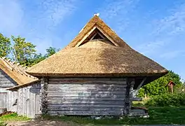 Habitation traditionnelle, en bois et chaume.