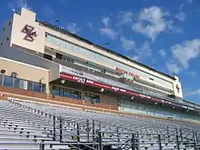 Vue sur une tribune de l'Alumni Stadium.